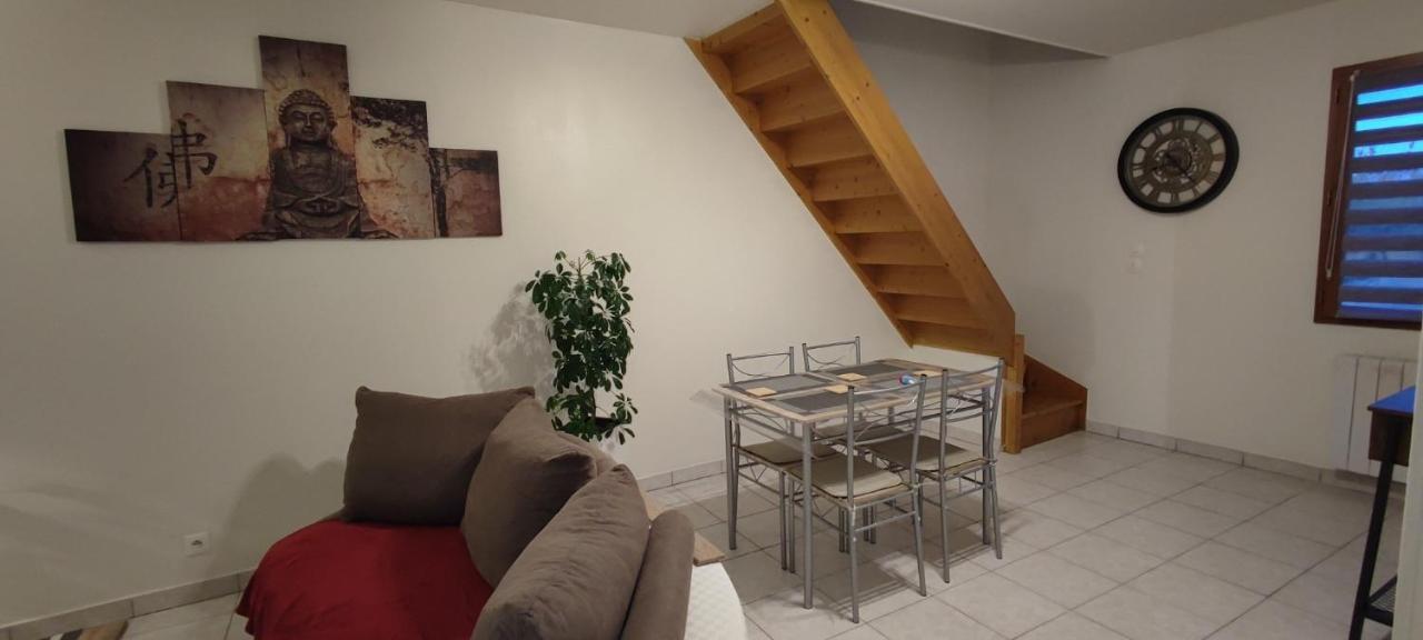 Au Pied Du Chateau 2 Bellegarde-du-Loiret Стая снимка