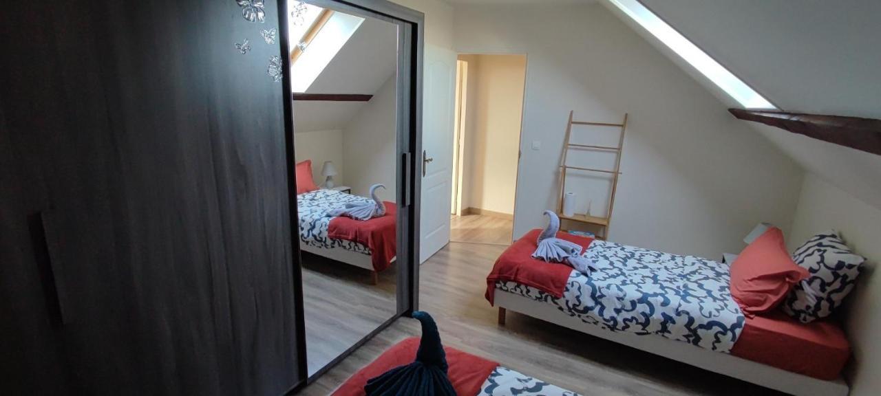 Au Pied Du Chateau 2 Bellegarde-du-Loiret Стая снимка